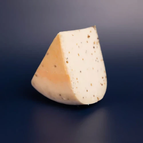 Ser-holenderski-kozi-Fianco-Fenugreek-z-kozieradka-2-sferasera.webp